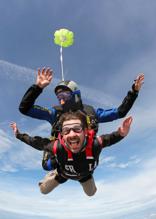 Estoy-volando-Salto-tándem-en-paracaídas-con-Skydive-Empuriabrava-sobre-la-Costa-Brava-Cataluña-España